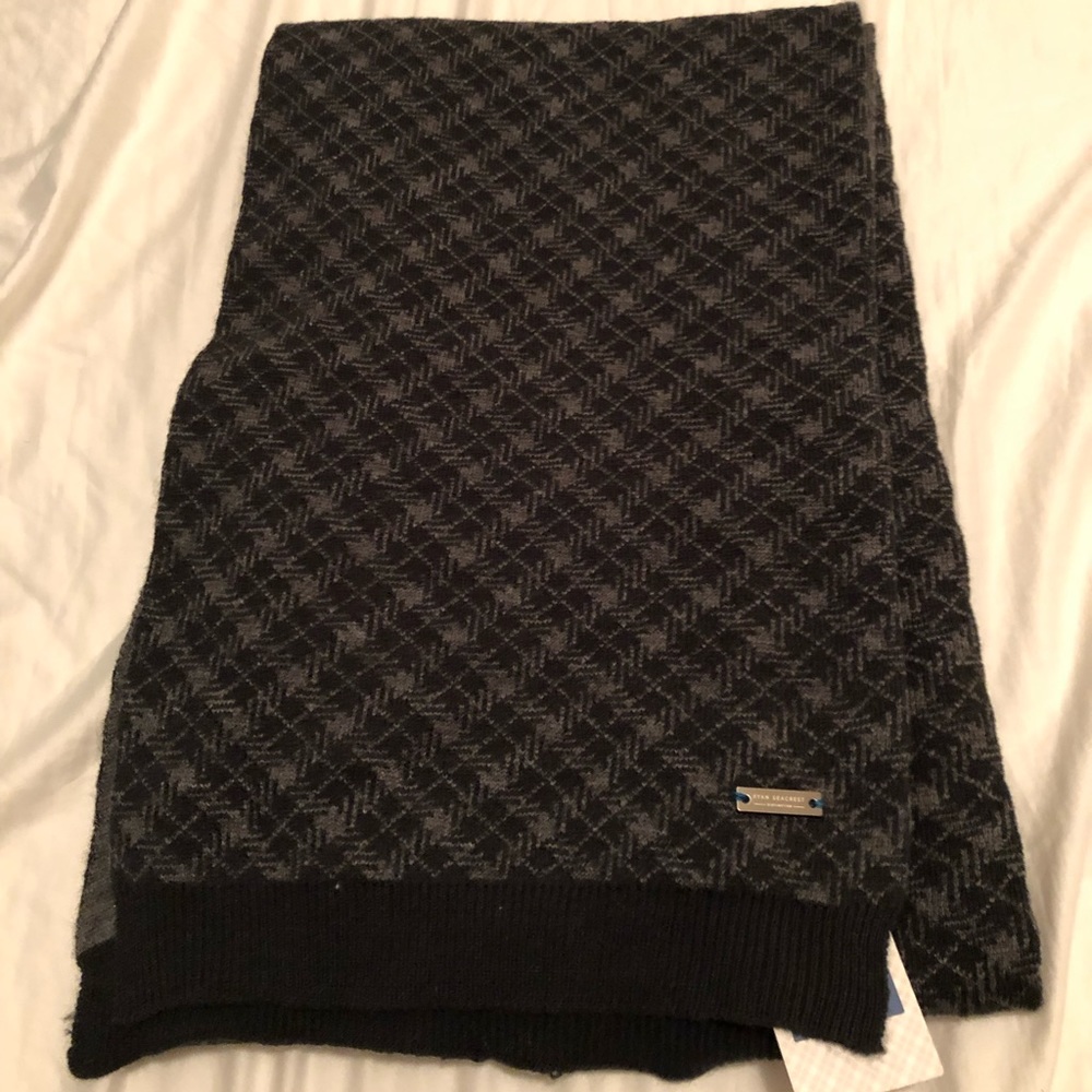 Ryan Seacrest distinction scarf